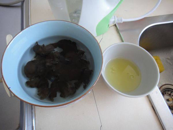 蛋白炒苦瓜木耳步骤2