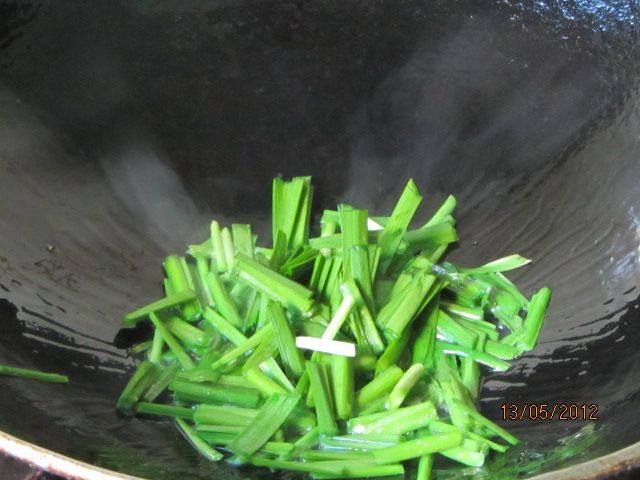 韭菜虾干烧豆腐步骤6