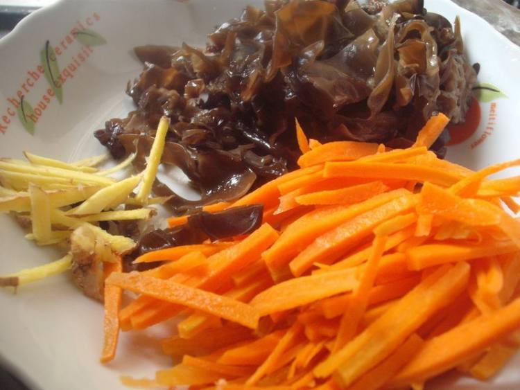 红萝卜黑木耳炒肉丝步骤1