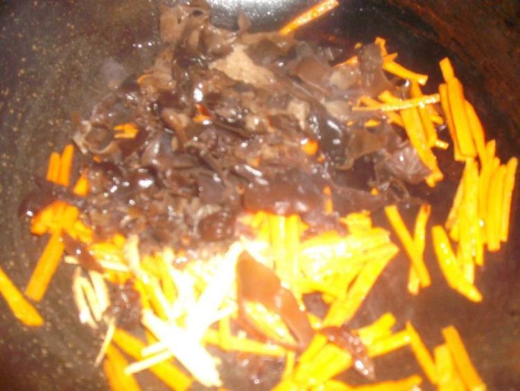 红萝卜黑木耳炒肉丝步骤4