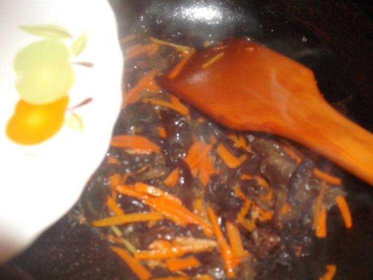 红萝卜黑木耳炒肉丝步骤5