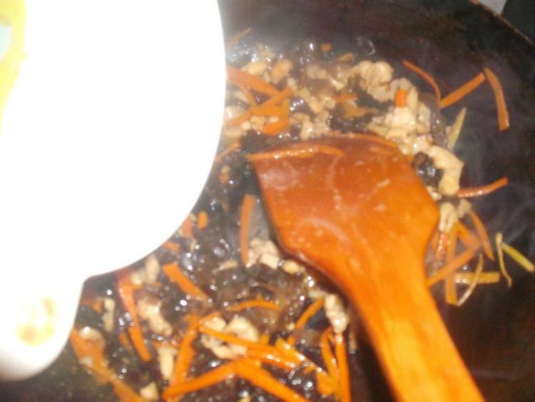 红萝卜黑木耳炒肉丝步骤8