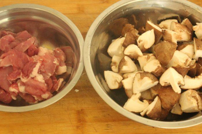 香菇肉丝步骤1