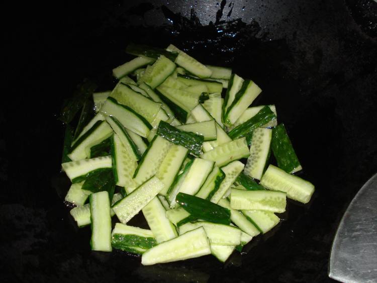 黄瓜黑木耳炒肉步骤3