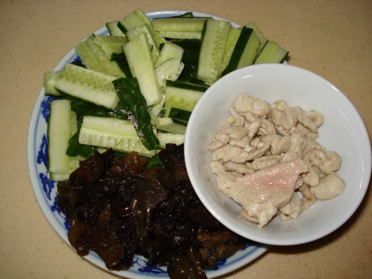 黄瓜黑木耳炒肉步骤1