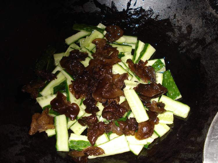 黄瓜黑木耳炒肉步骤4