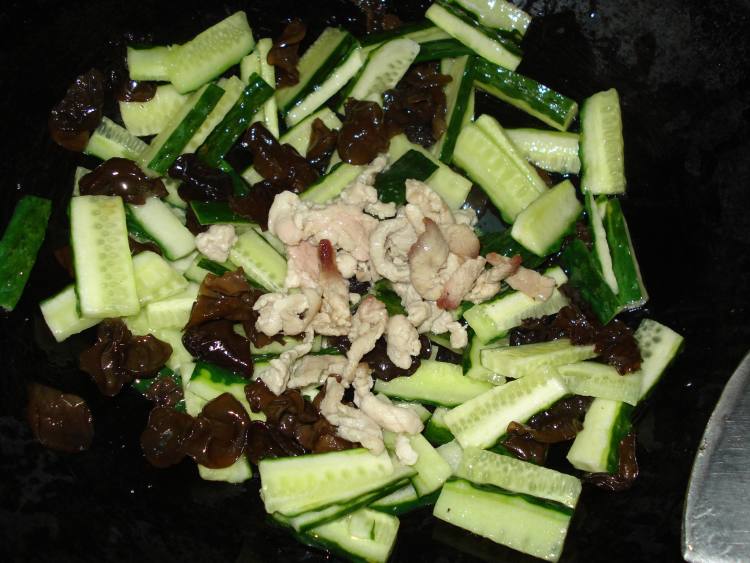 黄瓜黑木耳炒肉步骤5