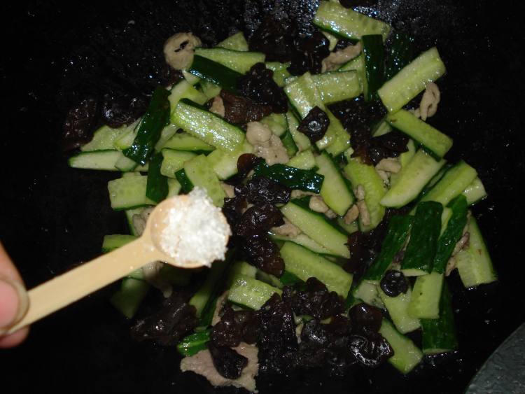 黄瓜黑木耳炒肉步骤7