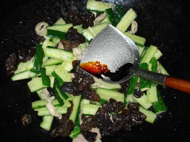 黄瓜黑木耳炒肉步骤8
