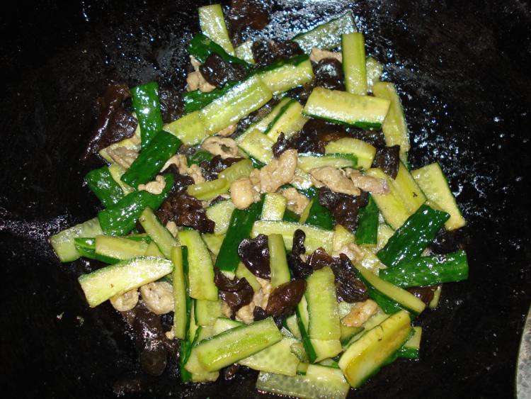 黄瓜黑木耳炒肉步骤9
