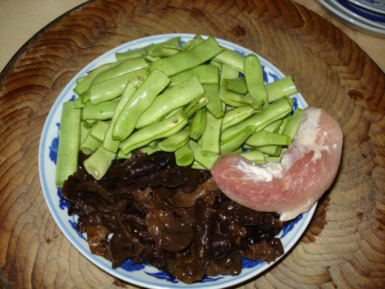 四季豆木耳炒肉步骤1
