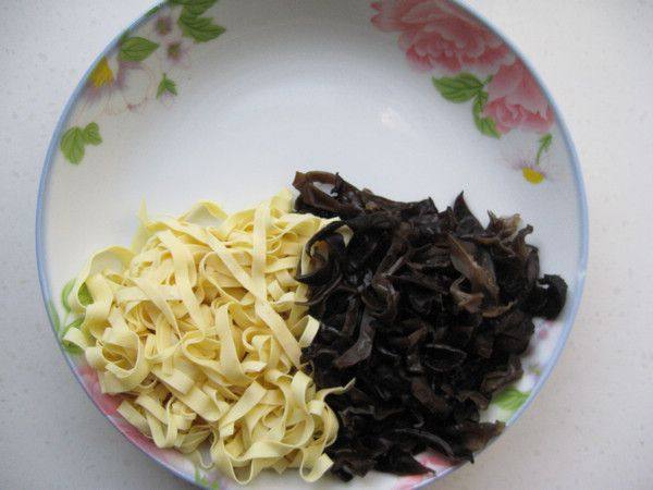五彩大拌菜步骤1