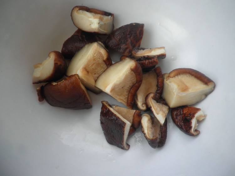 香菇蚕豆鱼丸汤步骤3