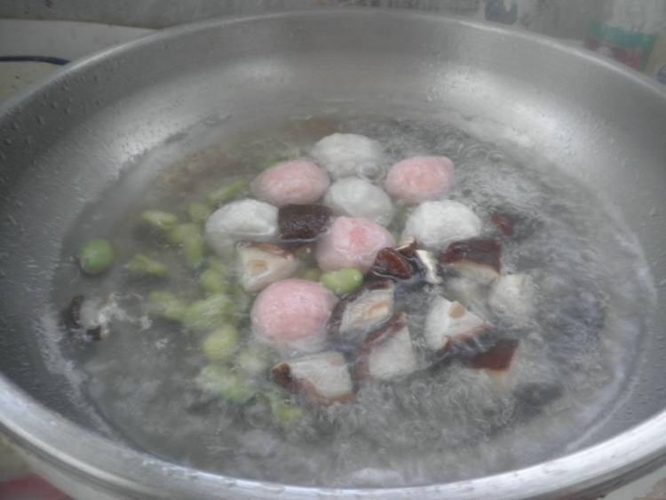 香菇蚕豆鱼丸汤步骤6