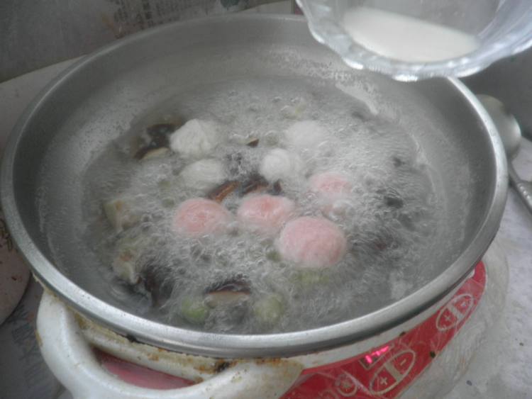 香菇蚕豆鱼丸汤步骤9
