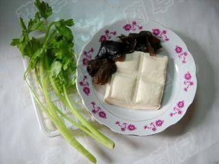 小炒芹菜豆腐步骤1