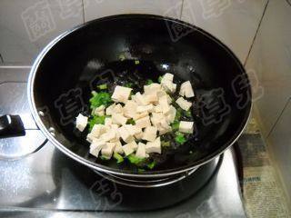 小炒芹菜豆腐步骤5