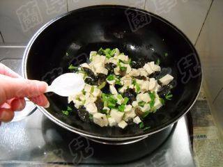 小炒芹菜豆腐步骤6
