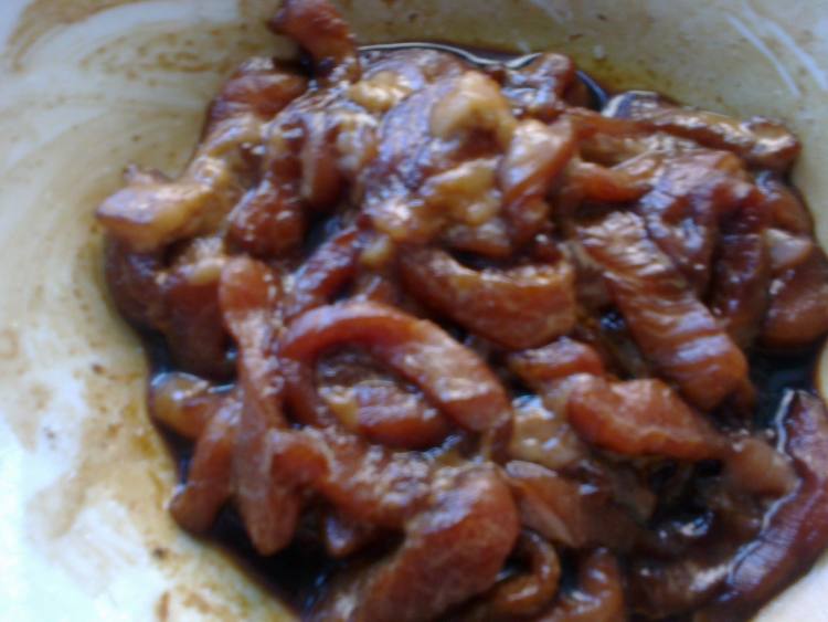 芹菜木耳炒肉步骤1