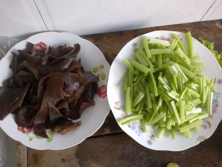 芹菜木耳炒肉步骤2