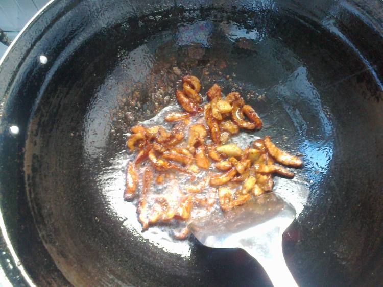 芹菜木耳炒肉步骤4