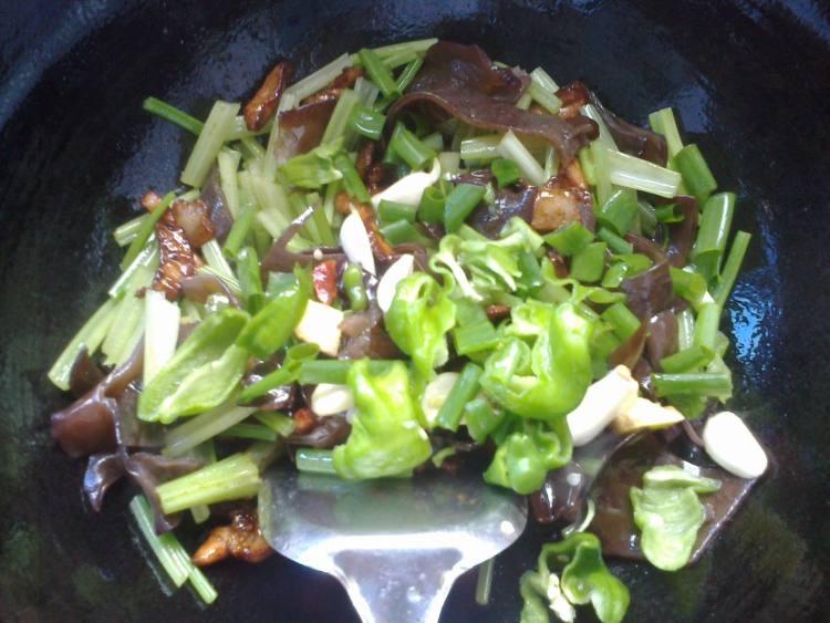 芹菜木耳炒肉步骤7