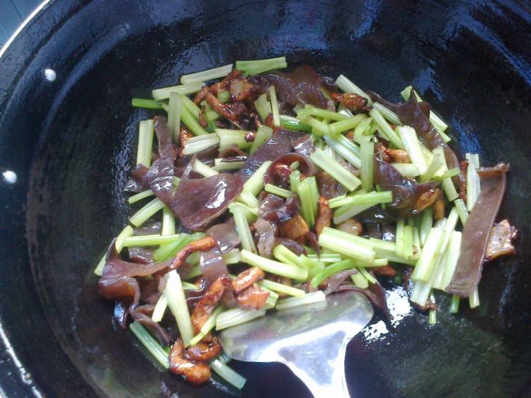 芹菜木耳炒肉步骤6