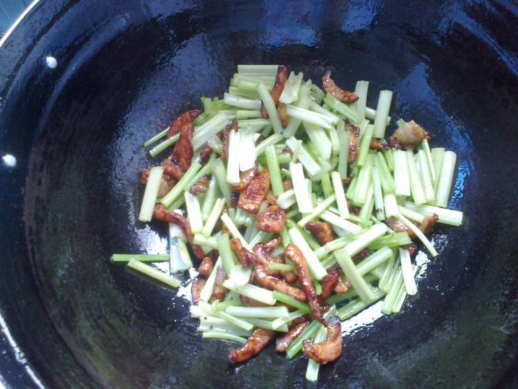 芹菜木耳炒肉步骤5