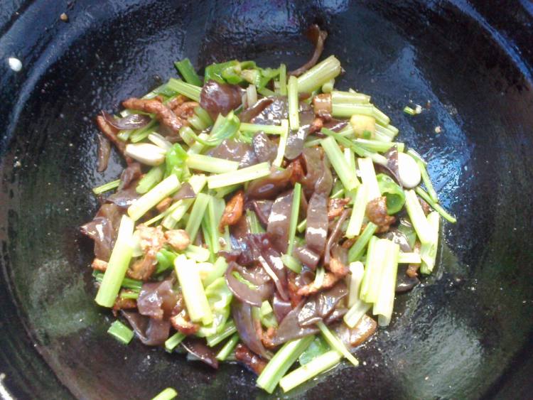 芹菜木耳炒肉步骤8