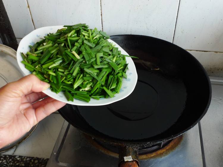 韭菜炒山鸡蛋步骤5
