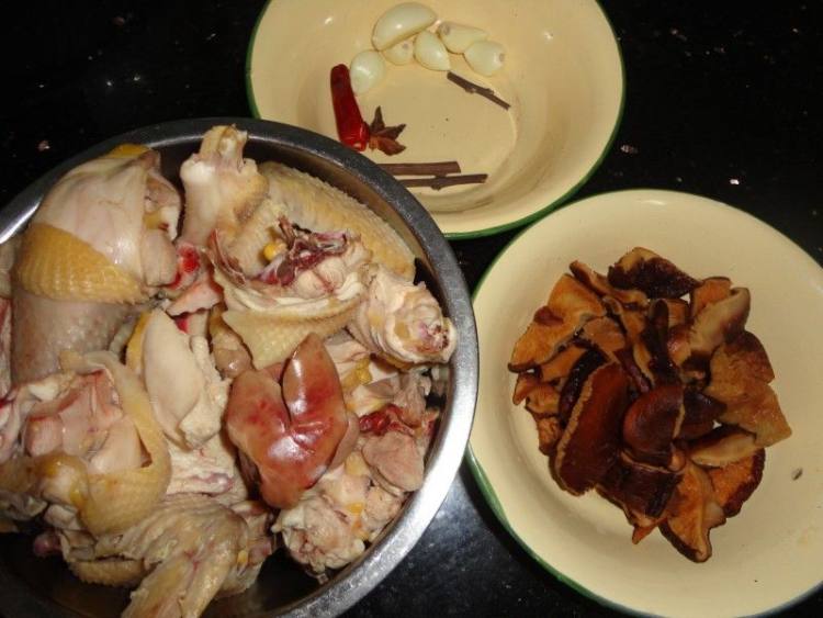 鸡肉烧香菇步骤2