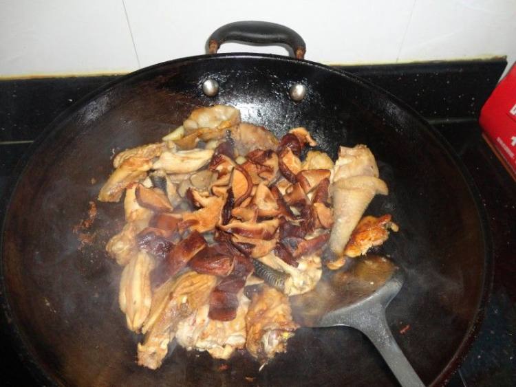 鸡肉烧香菇步骤6