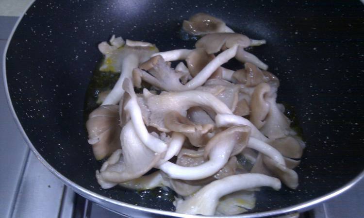 蟹味菇炒韭菜步骤3