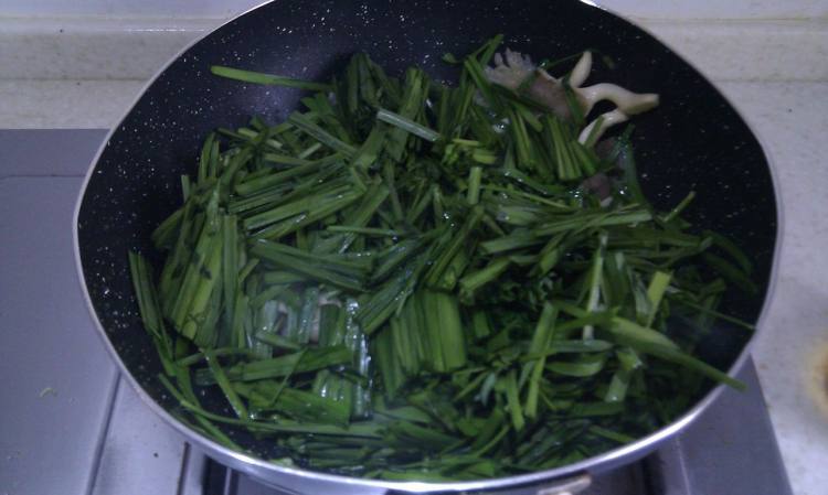 蟹味菇炒韭菜步骤4