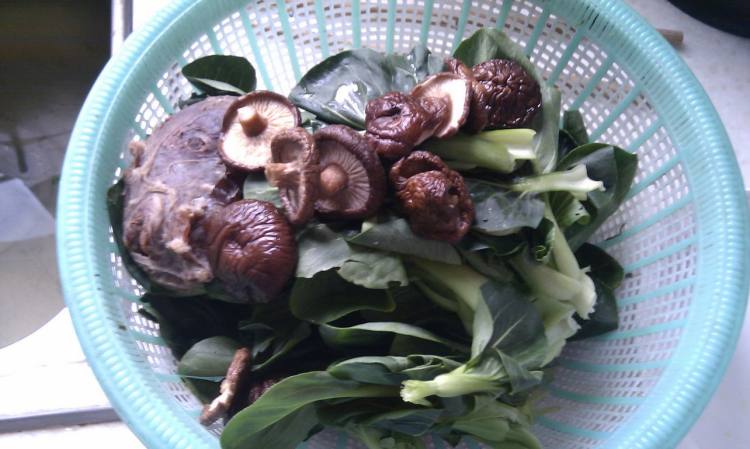 家常牛肉香菇炒青菜步骤1