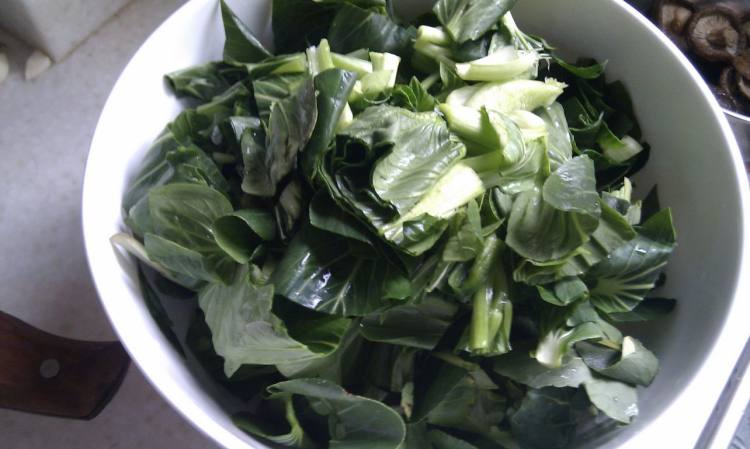 家常牛肉香菇炒青菜步骤2