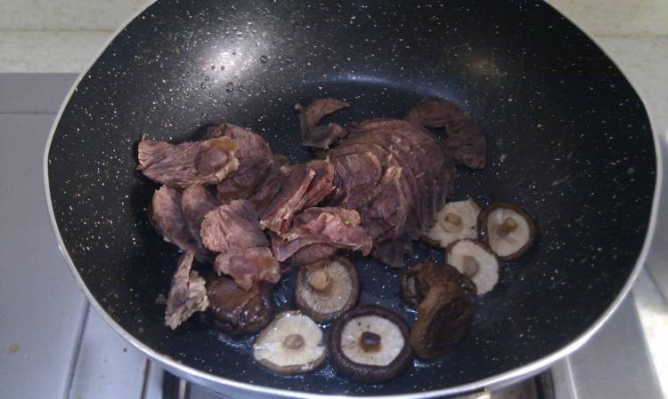 家常牛肉香菇炒青菜步骤5