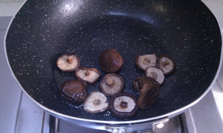 家常牛肉香菇炒青菜步骤4