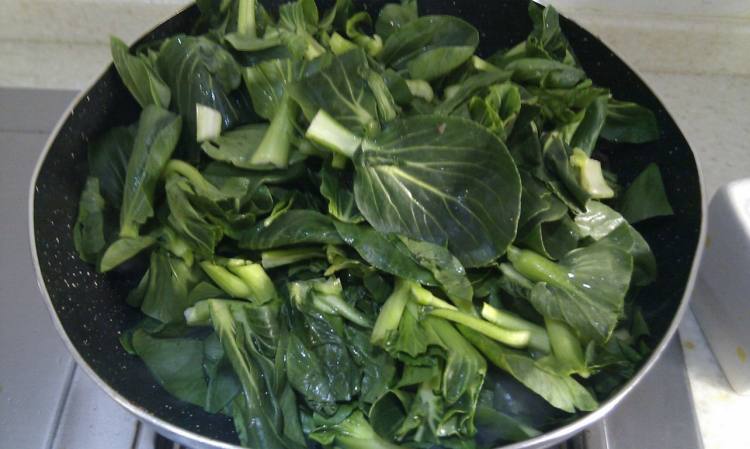 家常牛肉香菇炒青菜步骤6