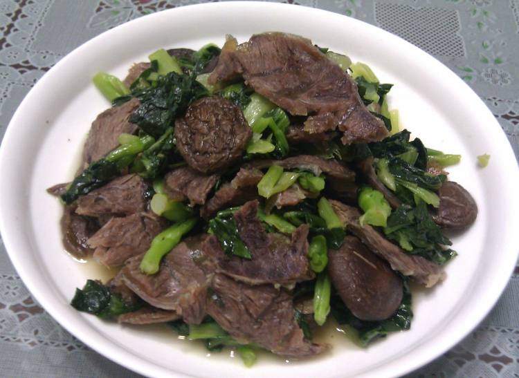 家常牛肉香菇炒青菜步骤7