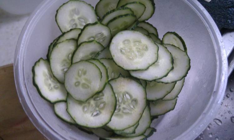 家常黄瓜炒香菇步骤1