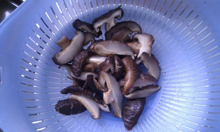家常黄瓜炒香菇步骤4