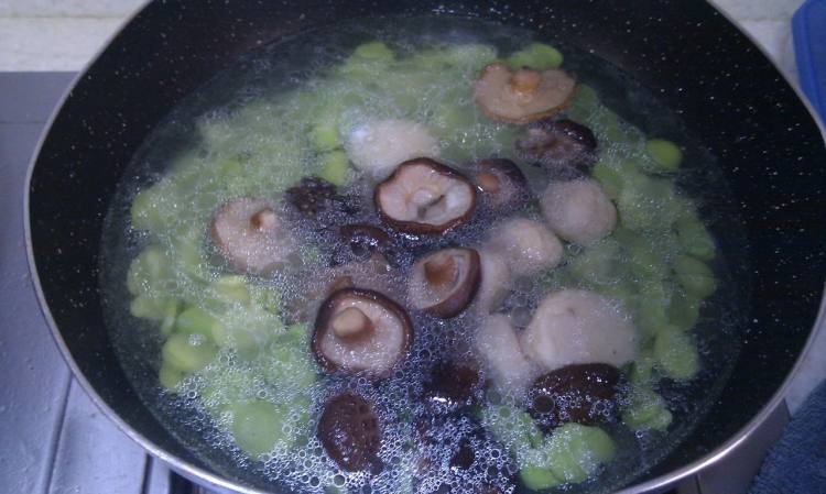 蚕豆香菇鱼丸汤步骤4
