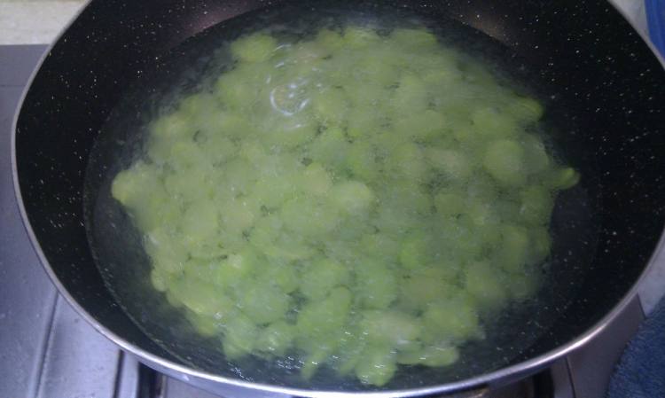 蚕豆香菇鱼丸汤步骤3