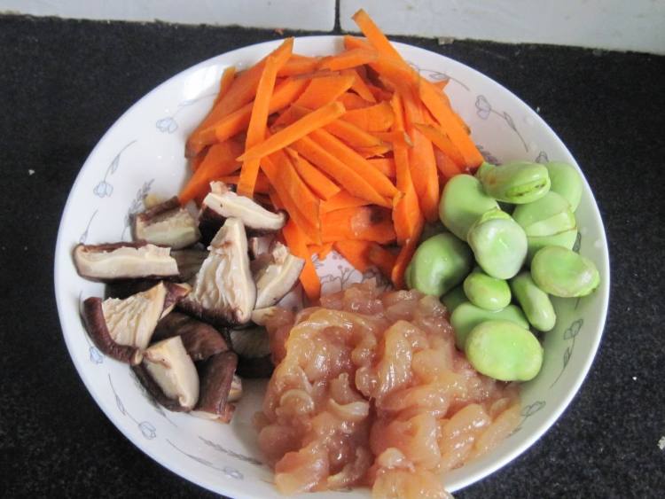 香菇滑鸡丝步骤1