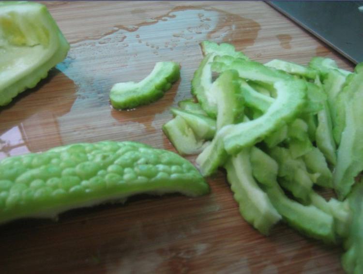 蚝油肉片淋苦瓜步骤2