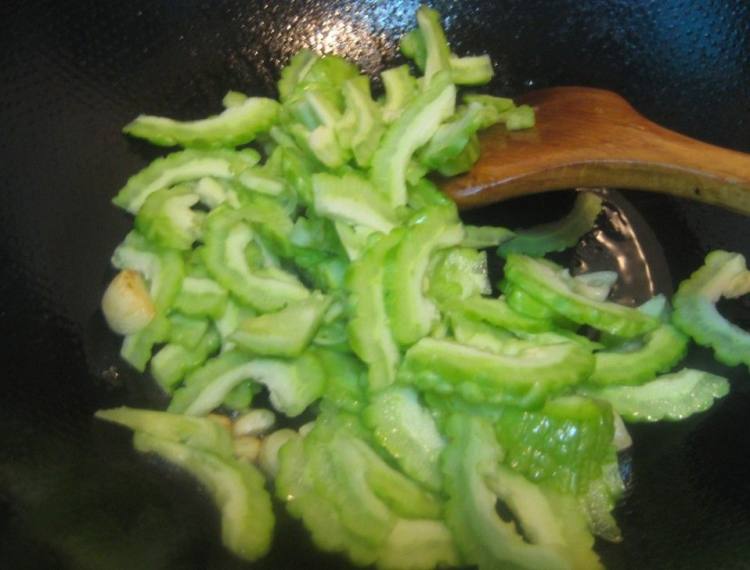 蚝油肉片淋苦瓜步骤5