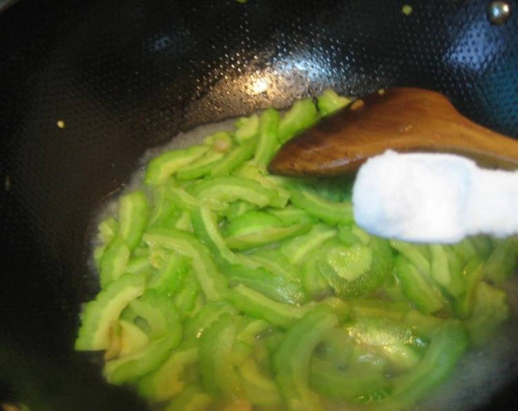 蚝油肉片淋苦瓜步骤7