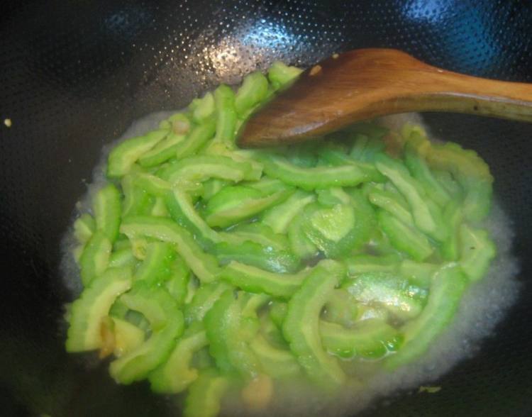 蚝油肉片淋苦瓜步骤6