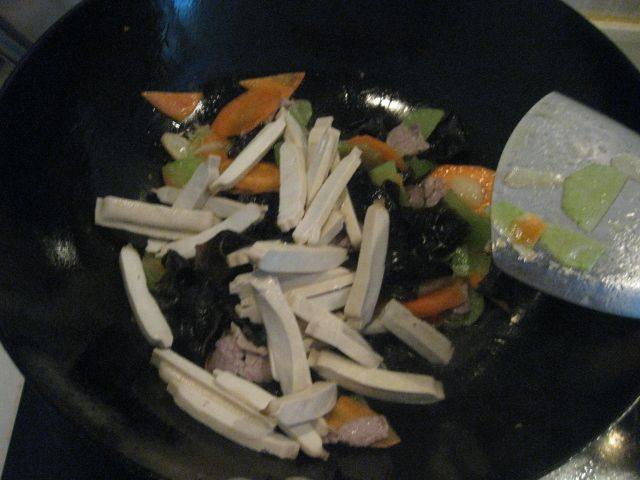 莴笋炒豆干步骤9